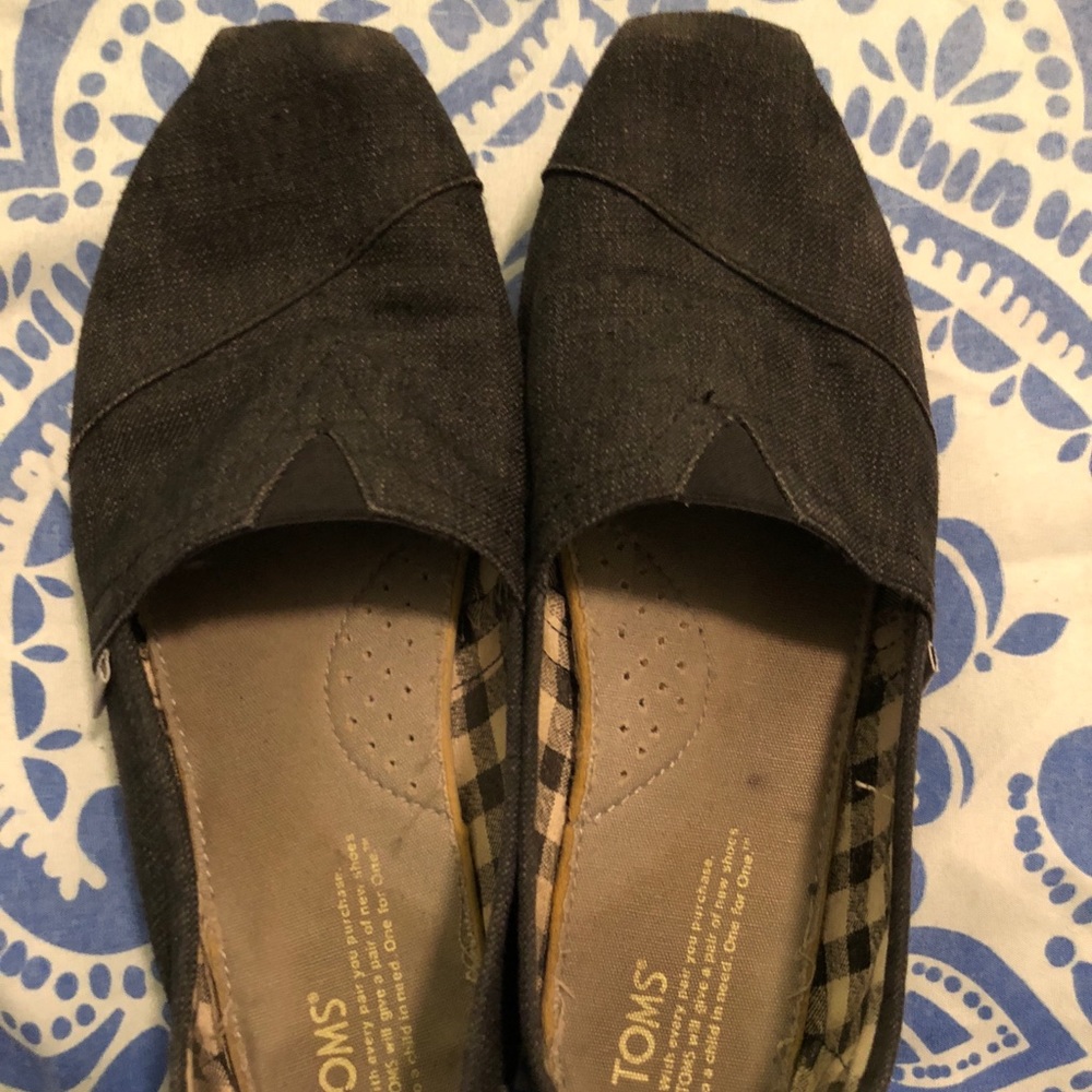 Black TOMS